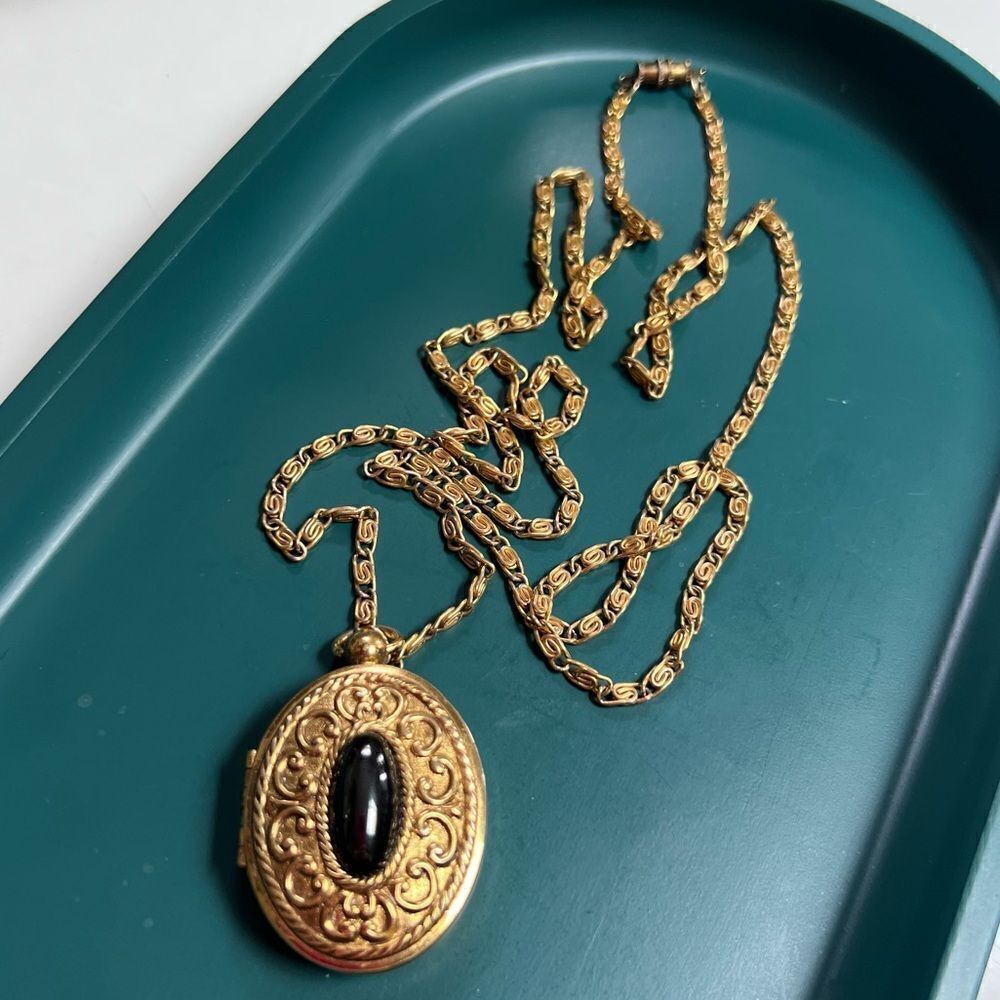 Vintage Antique Look Baroque Victorian Onyx Gem Oval Locket Pendant Necklace